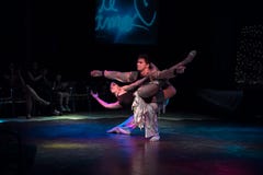 Kubanische Berufstänzerleistung an der Nachttheatershow lizenzfreies stockfoto Kubanische Berufstänzerleistung an der Nachttheatershow lizenzfreies stockfoto