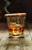 Kubanische Zigarre und Glas Weinbrand stockbild Kubanische Zigarre und Glas Weinbrand stockbild