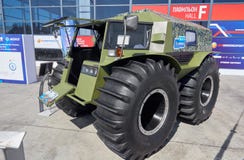 KUBINKA, ΡΩΣΙΑ, Ο ΑΎΓΟΥΣΤΟΣ 24, 2018: Νέος ειδικός από το οδικό αυτοκίνητο SHERP με τις χαμηλές ρόδες και τις ρόδες επίγειας πίεσ στοκ εικόνες με δικαίωμα ελεύθερης χρήσης KUBINKA, ΡΩΣΙΑ, Ο ΑΎΓΟΥΣΤΟΣ 24, 2018: Νέος ειδικός από το οδικό αυτοκίνητο SHERP με τις χαμηλές ρόδες και τις ρόδες επίγειας πίεσ στοκ εικόνες με δικαίωμα ελεύθερης χρήσης