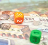 Kubussen met het spel op de lijst Als thema gehade Raadsspelen verticale mening van het close-up van het Raadsspel royalty-vrije stock afbeeldingen Kubussen met het spel op de lijst Als thema gehade Raadsspelen verticale mening van het close-up van het Raadsspel royalty-vrije stock afbeeldingen
