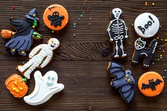 Kucbarscy Halloween piernikowi ciastka z czarownicą, kościec, ducha tła odgórnego widoku Drewniany copyspace obraz stock Kucbarscy Halloween piernikowi ciastka z czarownicą, kościec, ducha tła odgórnego widoku Drewniany copyspace obraz stock