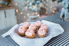 Kuchen auf einer weißen Serviette stockbild Kuchen auf einer weißen Serviette stockbild