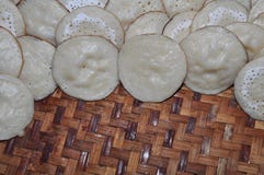 Kue Apem Τα κέικ που γίνονται από το αλεύρι ρυζιού και έχουν μια κηρήθρα όπως τη σύσταση στοκ εικόνες με δικαίωμα ελεύθερης χρήσης Kue Apem Τα κέικ που γίνονται από το αλεύρι ρυζιού και έχουν μια κηρήθρα όπως τη σύσταση στοκ εικόνες με δικαίωμα ελεύθερης χρήσης