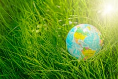 Kugel auf Gras Tag der Erde, Umweltkonzept lizenzfreie stockfotografie Kugel auf Gras Tag der Erde, Umweltkonzept lizenzfreie stockfotografie