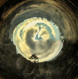Kugelförmiges Panorama der Dämmerung in der Natur mit einem Baum stockfotografie Kugelförmiges Panorama der Dämmerung in der Natur mit einem Baum stockfotografie