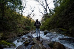 Kullu, Himachal Pradesh, India - 1? marzo 2019 - viaggiatore alla corrente lattea in Himalaya - cascata dell'acqua immagine stock libera da diritti Kullu, Himachal Pradesh, India - 1? marzo 2019 - viaggiatore alla corrente lattea in Himalaya - cascata dell'acqua immagine stock libera da diritti