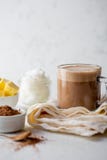 KULOODPORNY CACAO Ketogenic keto diety gorący napój Cacao mieszający z kokosowym olejem i masłem Filiżanka kuloodporny cacao zdjęcie stock KULOODPORNY CACAO Ketogenic keto diety gorący napój Cacao mieszający z kokosowym olejem i masłem Filiżanka kuloodporny cacao zdjęcie stock