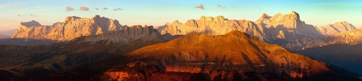 Kulör panoramautsikt för aftonsolnedgång av fjällängDolomitesberg från sänkan di Lana, Tofana, Fanes och andra, italienska dolomi royaltyfria bilder Kulör panoramautsikt för aftonsolnedgång av fjällängDolomitesberg från sänkan di Lana, Tofana, Fanes och andra, italienska dolomi royaltyfria bilder