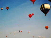 Kulöra flygabaloons i himlen arkivfoto Kulöra flygabaloons i himlen arkivfoto