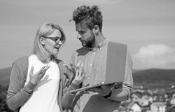 Kunde und Designer, die Projekt besprechen Internet-Abdeckungskonzept Online-Zugriff Bewegliches Internet gibt M?glichkeit zu stockbild Kunde und Designer, die Projekt besprechen Internet-Abdeckungskonzept Online-Zugriff Bewegliches Internet gibt M?glichkeit zu stockbild
