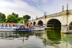 Kundenberaterinnen Kingston Bridge des touristischen Bootes stockfoto Kundenberaterinnen Kingston Bridge des touristischen Bootes stockfoto