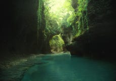Kunstfoto fee backgroud groene wilde maagdelijke aard reis aan Georgië, die naar Martvili-canion reizen Mountain Lake stock afbeeldingen Kunstfoto fee backgroud groene wilde maagdelijke aard reis aan Georgië, die naar Martvili-canion reizen Mountain Lake stock afbeeldingen