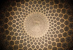 Kupol av moskén, orientaliska prydnadar från Isfahan royaltyfria foton Kupol av moskén, orientaliska prydnadar från Isfahan royaltyfria foton