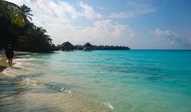 Kuramathi, het witte zandige strand van de Maldiven royalty-vrije stock foto Kuramathi, het witte zandige strand van de Maldiven royalty-vrije stock foto