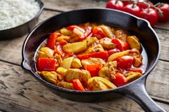 Kurczaka jalfrezi kultury posiłku zdrowego tradycyjnego Indiańskiego restauracyjnego curry'ego korzenny smażący mięso z chili i w Zdjęcia Stock Kurczaka jalfrezi kultury posiłku zdrowego tradycyjnego Indiańskiego restauracyjnego curry'ego korzenny smażący mięso z chili i w Zdjęcia Stock