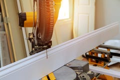 Kurenda zobaczył tnącego drewnianego podstawowego formierstwa ostrze z deską w górę woodworking szczegółu z drewnem zdjęcie royalty free Kurenda zobaczył tnącego drewnianego podstawowego formierstwa ostrze z deską w górę woodworking szczegółu z drewnem zdjęcie royalty free