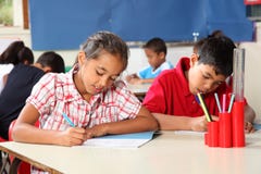 kurs för flicka för pojkeklassrum koncentrera arkivbild kurs för flicka för pojkeklassrum koncentrera arkivbild