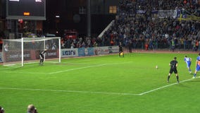 KURSK ROSJA, SEP, - 20, 2017: futbolowy dopasowanie między CSKA Moskwa Kursk i Avangard, cel od kara punktu przeciw zbiory wideo KURSK ROSJA, SEP, - 20, 2017: futbolowy dopasowanie między CSKA Moskwa Kursk i Avangard, cel od kara punktu przeciw zbiory wideo