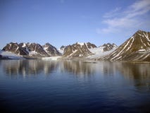 Kustgletsjers en vulkanische bergen op Spitzbergen, Noorwegen stock fotografie Kustgletsjers en vulkanische bergen op Spitzbergen, Noorwegen stock fotografie