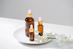 Kuuroord die met orchidee?n en etherische olie in een glasfles plaatsen, aromatherapy concept stock fotografie Kuuroord die met orchidee?n en etherische olie in een glasfles plaatsen, aromatherapy concept stock fotografie