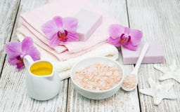 Kuuroordconcept met roze orchideeën royalty-vrije stock afbeeldingen Kuuroordconcept met roze orchideeën royalty-vrije stock afbeeldingen