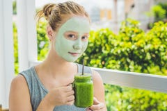 Kuuroordvrouw die Gezichts groen kleimasker toepassen Schoonheidsbehandelingen Fr stock foto's Kuuroordvrouw die Gezichts groen kleimasker toepassen Schoonheidsbehandelingen Fr stock foto's