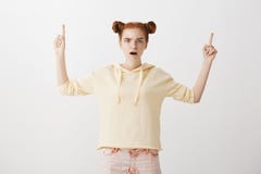 Kvinna aldrig så något som är liknande Stående av den kvinnliga studenten för attraktiv spenslig rödhårig man som tappar käken fr arkivbild Kvinna aldrig så något som är liknande Stående av den kvinnliga studenten för attraktiv spenslig rödhårig man som tappar käken fr arkivbild