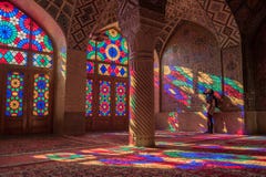Kvinna i Nasir Al-Mulk Mosque i Shiraz, Iran arkivbilder Kvinna i Nasir Al-Mulk Mosque i Shiraz, Iran arkivbilder