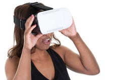 Kvinna i VR-hörlurar med mikrofon som upp ser och försöker att trycka på objekt på vit bakgrund arkivbild Kvinna i VR-hörlurar med mikrofon som upp ser och försöker att trycka på objekt på vit bakgrund arkivbild