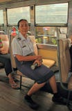 Kvinna-ledaren i buss sitter på en plats arkivfoto Kvinna-ledaren i buss sitter på en plats arkivfoto