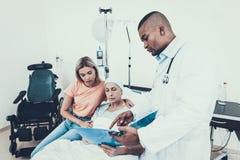 Kvinna med modern cancer medicinsk historia doktor arkivbild Kvinna med modern cancer medicinsk historia doktor arkivbild