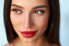 Kvinna med skönhetframsidan och härliga sexiga röda kanter för makeup och arkivfoto Kvinna med skönhetframsidan och härliga sexiga röda kanter för makeup och arkivfoto