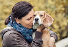 Kvinna och hennes favorit- hundstående arkivfoto Kvinna och hennes favorit- hundstående arkivfoto