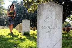 Kvinna på graven för ` s för okänd soldat med gula blommor fotografering för bildbyråer Kvinna på graven för ` s för okänd soldat med gula blommor fotografering för bildbyråer