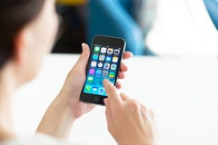 Kvinna som använder den Apple iPhonen 5S Kvinna som använder den Apple iPhonen 5S