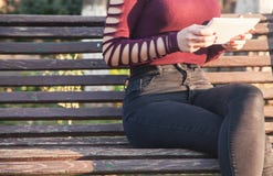 Kvinna som använder den digitala minnestavlan i utomhus- royaltyfri fotografi Kvinna som använder den digitala minnestavlan i utomhus- royaltyfri fotografi
