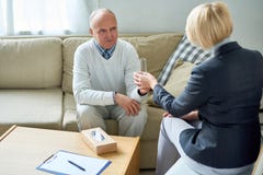 Kvinna som arbetar med den höga patienten royaltyfri bild Kvinna som arbetar med den höga patienten royaltyfri bild