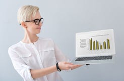 Kvinna som framlägger diagram på bärbara datorn royaltyfria foton Kvinna som framlägger diagram på bärbara datorn royaltyfria foton