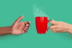 Kvinna som ger koppen kaffe till hennes man arkivbild Kvinna som ger koppen kaffe till hennes man arkivbild
