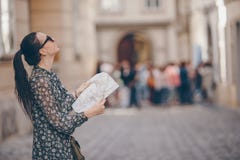 Kvinna som går i stad Ung attraktiv turist- det fria i italiensk stad fotografering för bildbyråer Kvinna som går i stad Ung attraktiv turist- det fria i italiensk stad fotografering för bildbyråer