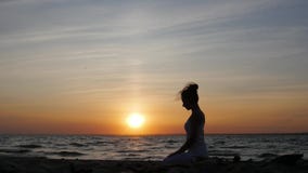 Kvinna som gör yoga vid havet Kvinnlig silhouette Kundalini yoga arkivfilmer Kvinna som gör yoga vid havet Kvinnlig silhouette Kundalini yoga arkivfilmer