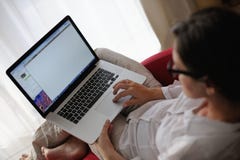 Kvinna som hemma använder en bärbar datordator royaltyfri bild Kvinna som hemma använder en bärbar datordator royaltyfri bild
