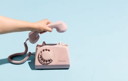 Kvinna som hänger upp och att sätta oldschoolreciver ner royaltyfri fotografi Kvinna som hänger upp och att sätta oldschoolreciver ner royaltyfri fotografi