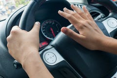 Kvinna som kör bilen och att tuta royaltyfria foton Kvinna som kör bilen och att tuta royaltyfria foton