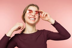 Kvinna som ler med perfekt leende och vita tänder på den rosa studiobakgrunden arkivfoton Kvinna som ler med perfekt leende och vita tänder på den rosa studiobakgrunden arkivfoton