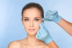 Kvinna som mottar BOTOX® injektioner royaltyfri fotografi Kvinna som mottar BOTOX® injektioner royaltyfri fotografi