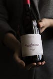 Kvinna som rymmer en flaska av vin royaltyfri foto Kvinna som rymmer en flaska av vin royaltyfri foto