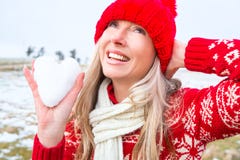 Kvinna som rymmer en snöhjärta Jul eller vintertema royaltyfri bild Kvinna som rymmer en snöhjärta Jul eller vintertema royaltyfri bild