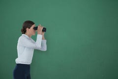 Kvinna som ser till och med kikare mot grön bakgrund arkivfoto Kvinna som ser till och med kikare mot grön bakgrund arkivfoto