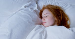 Kvinna som sover i sovrummet hemmastadd 4k stock video Kvinna som sover i sovrummet hemmastadd 4k stock video